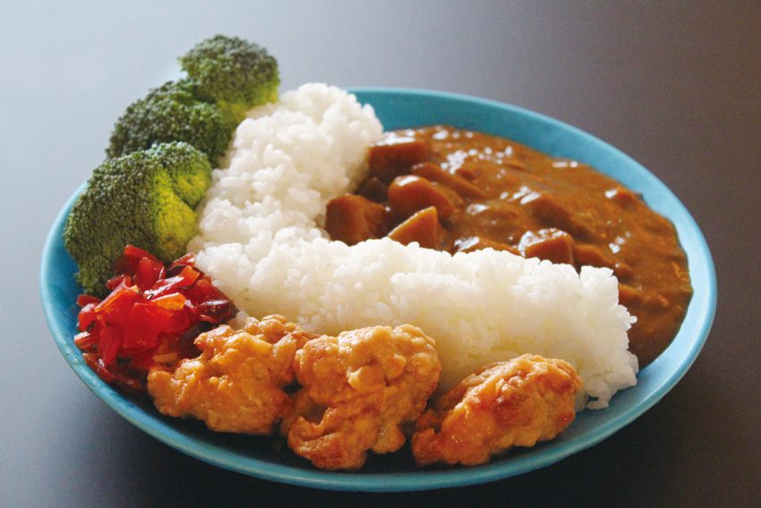 下久保ダムの形をごはんで再現した名物「下久保ダムカレー」