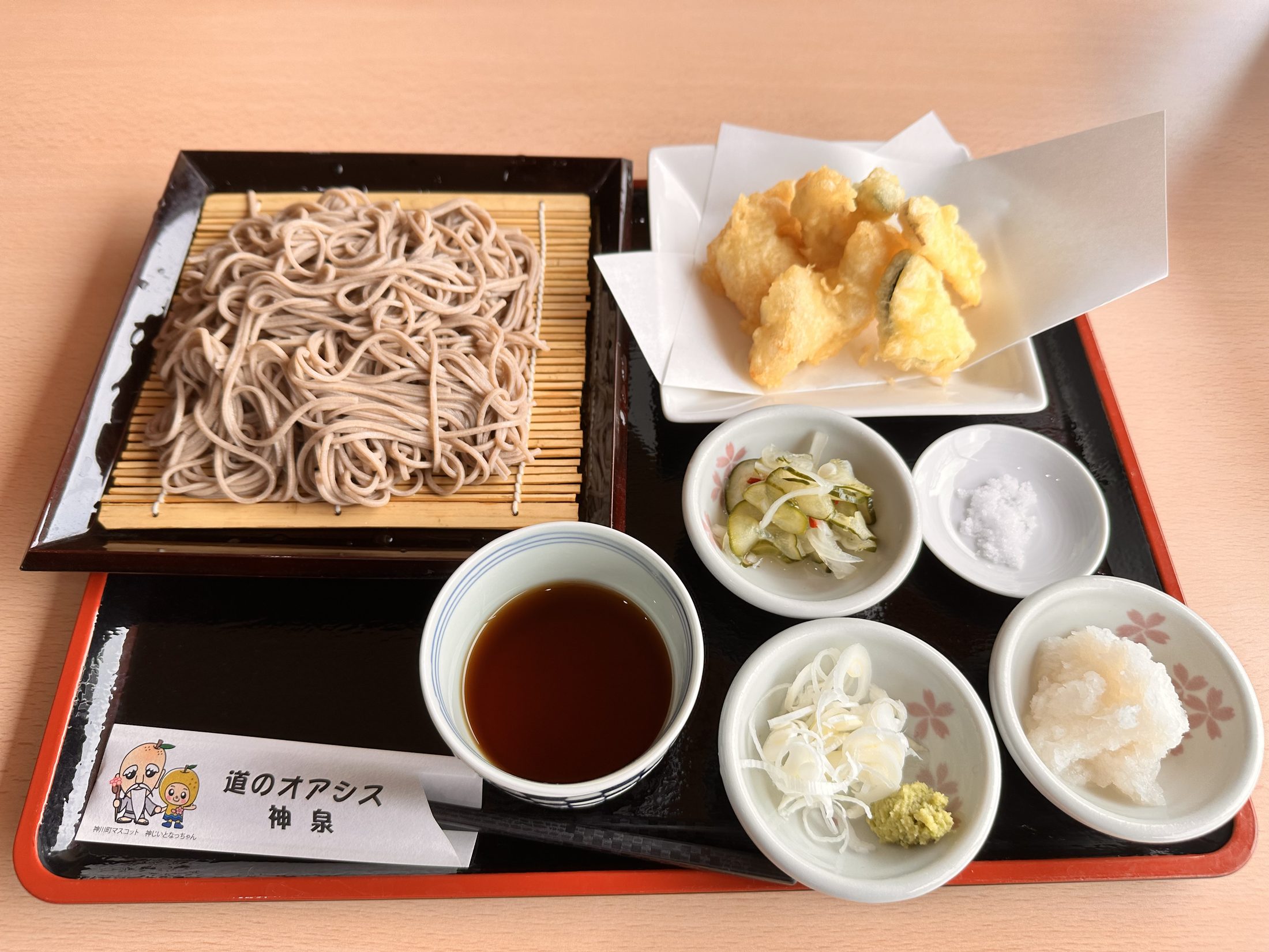 柔らか鶏天せいろそば。せいろのそばに鶏天、つゆとねぎ・わさび・大根おろし・お塩